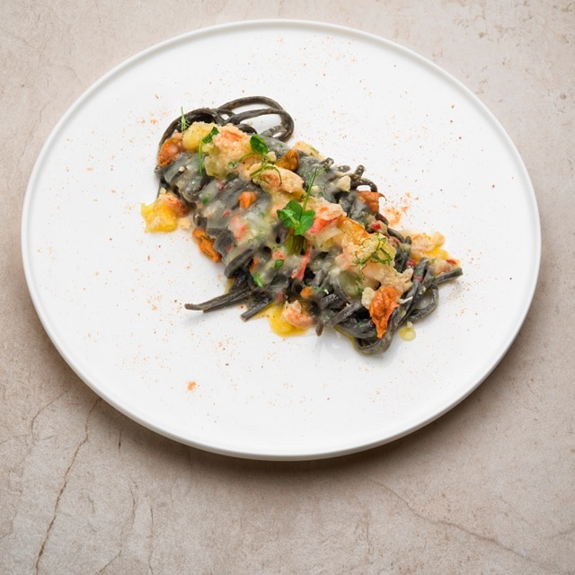 Spaghetti al nero di seppia con aglio, olio, peperoncino e granchio blu Spaghetti al nero di seppia con aglio, olio, peperoncino e granchio blu